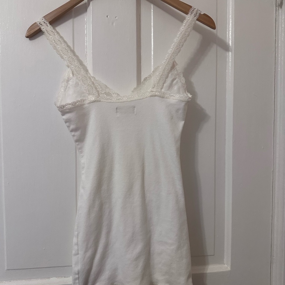 2000’s Hollister Ivory Lace Cami - Picture 2 of 4